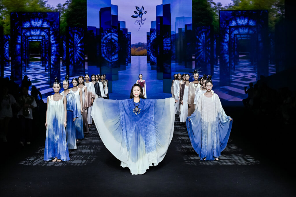 灣區文化:《墨話非遺時裝展2025》番禺廣東時裝周上演 灣區文化:《墨話非遺時裝展2025》番禺廣東時裝周上演