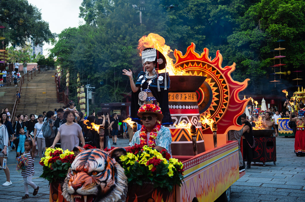 【遊走大灣區】錦繡中華盛夏狂歡慶典 潑水、火舞、大SHOW 日玩夜遊 【遊走大灣區】錦繡中華盛夏狂歡慶典 潑水、火舞、大SHOW 日玩夜遊