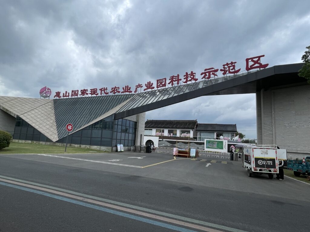 「2025年粵港澳大灣區媒體無錫行」 「中國水蜜桃之鄉」——陽山鎮 打造逾20億元水蜜桃全產業鏈 「2025年粵港澳大灣區媒體無錫行」 「中國水蜜桃之鄉」——陽山鎮 打造逾20億元水蜜桃全產業鏈