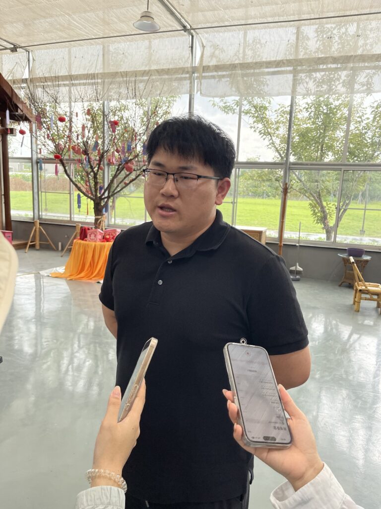 「2025年粵港澳大灣區媒體無錫行」 「中國水蜜桃之鄉」——陽山鎮 打造逾20億元水蜜桃全產業鏈 「2025年粵港澳大灣區媒體無錫行」 「中國水蜜桃之鄉」——陽山鎮 打造逾20億元水蜜桃全產業鏈