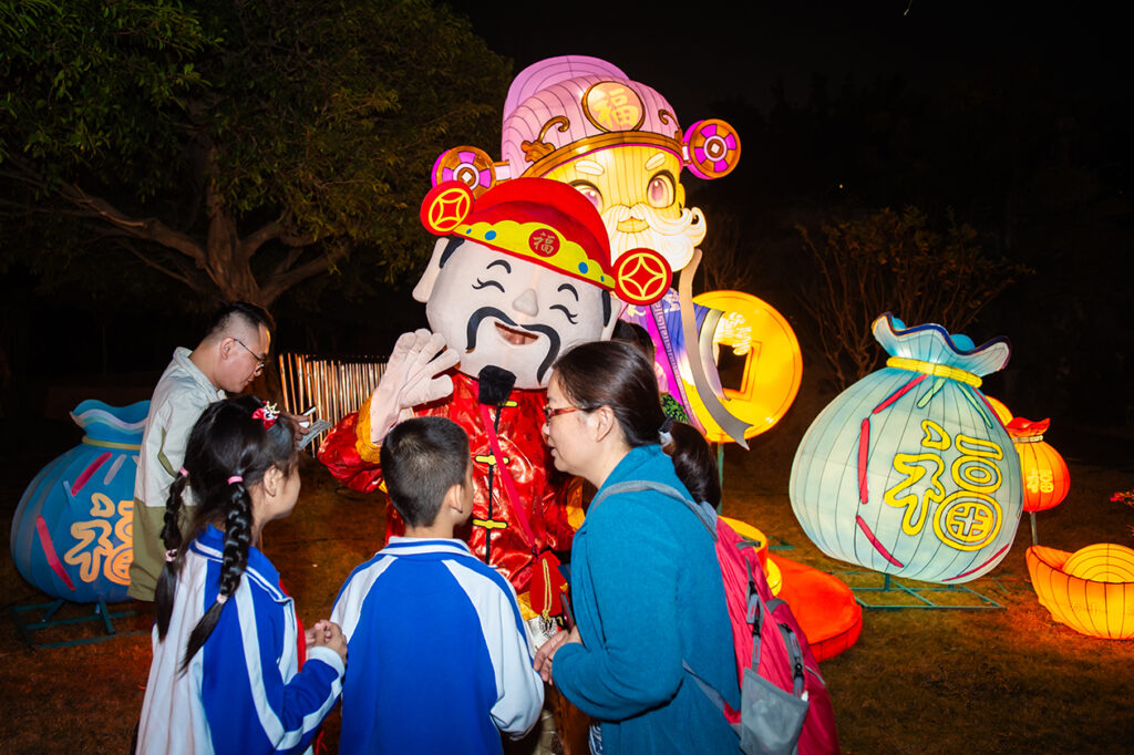 深圳光影双重奏非遗灯海与都市圣诞相辉映