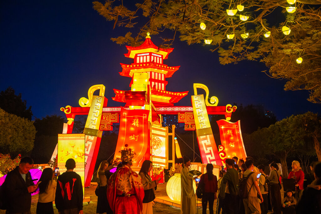 深圳光影双重奏非遗灯海与都市圣诞相辉映