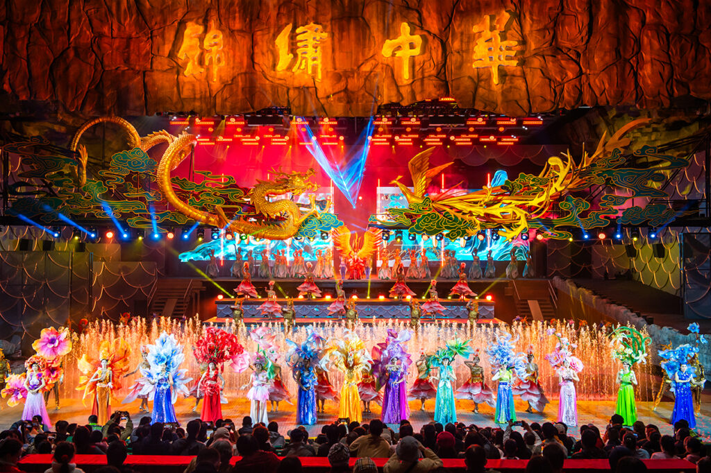 深圳光影双重奏非遗灯海与都市圣诞相辉映