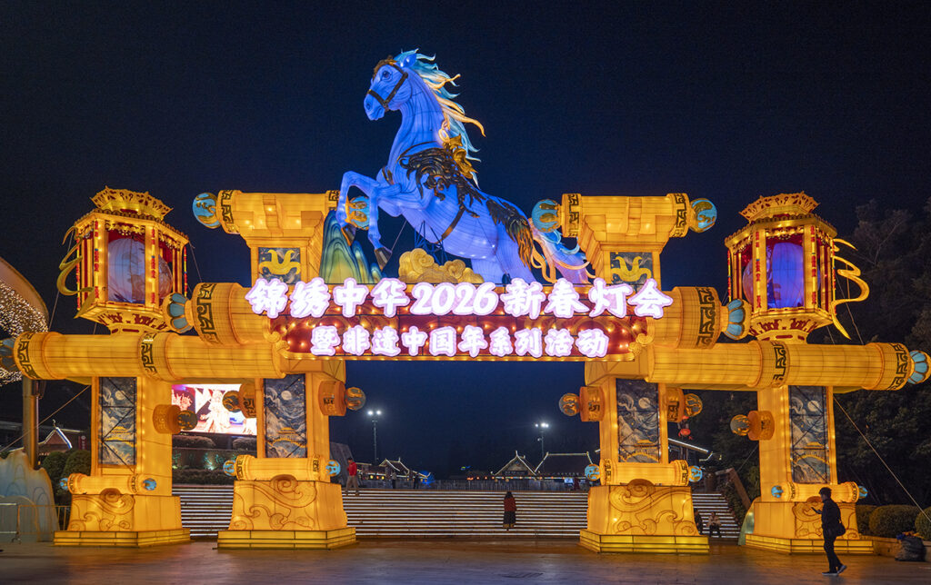 深圳光影双重奏非遗灯海与都市圣诞相辉映