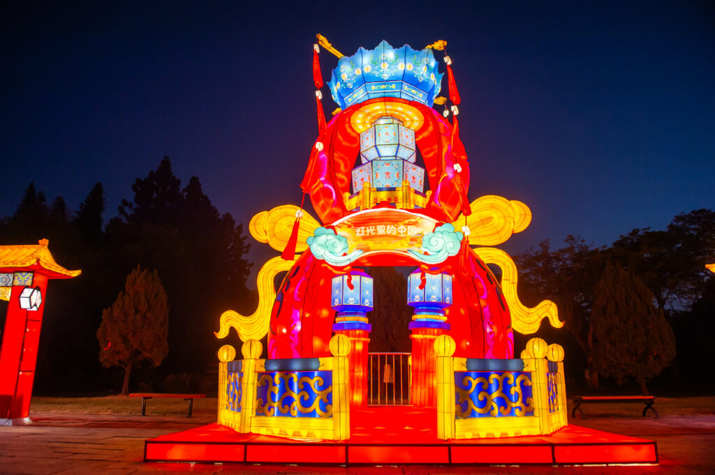 深圳光影双重奏非遗灯海与都市圣诞相辉映