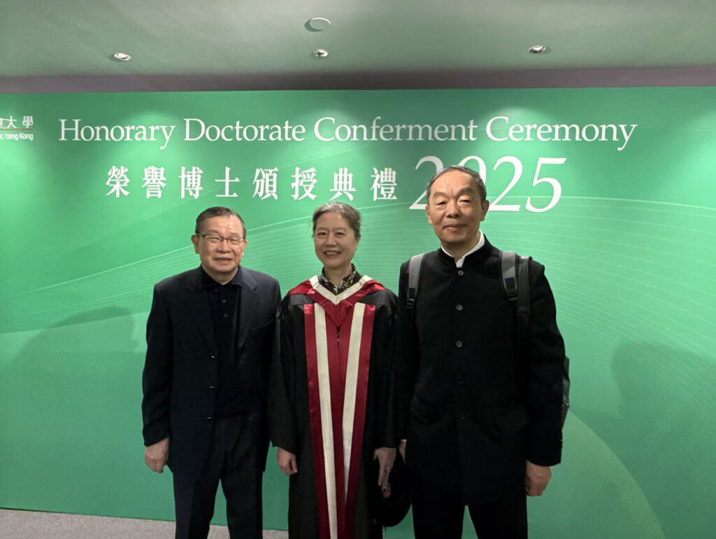 【特 稿】■ 在混沌的光明中，字開成花  ●潘耀明