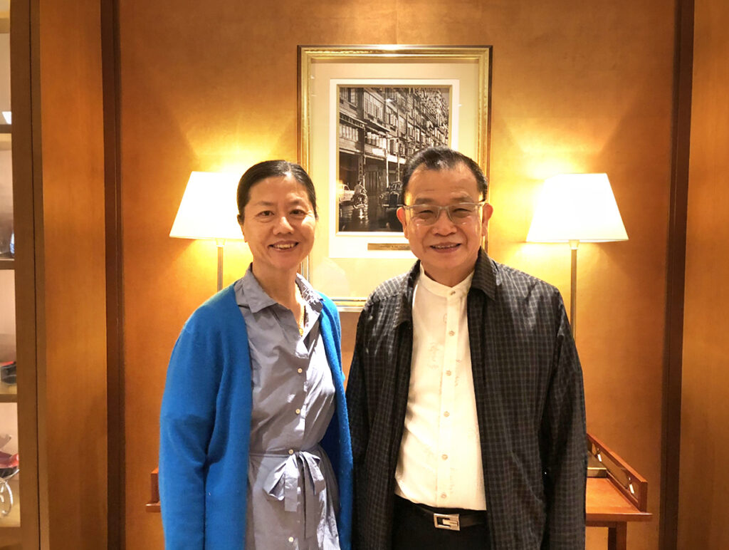 【特 稿】■ 在混沌的光明中，字開成花  ●潘耀明