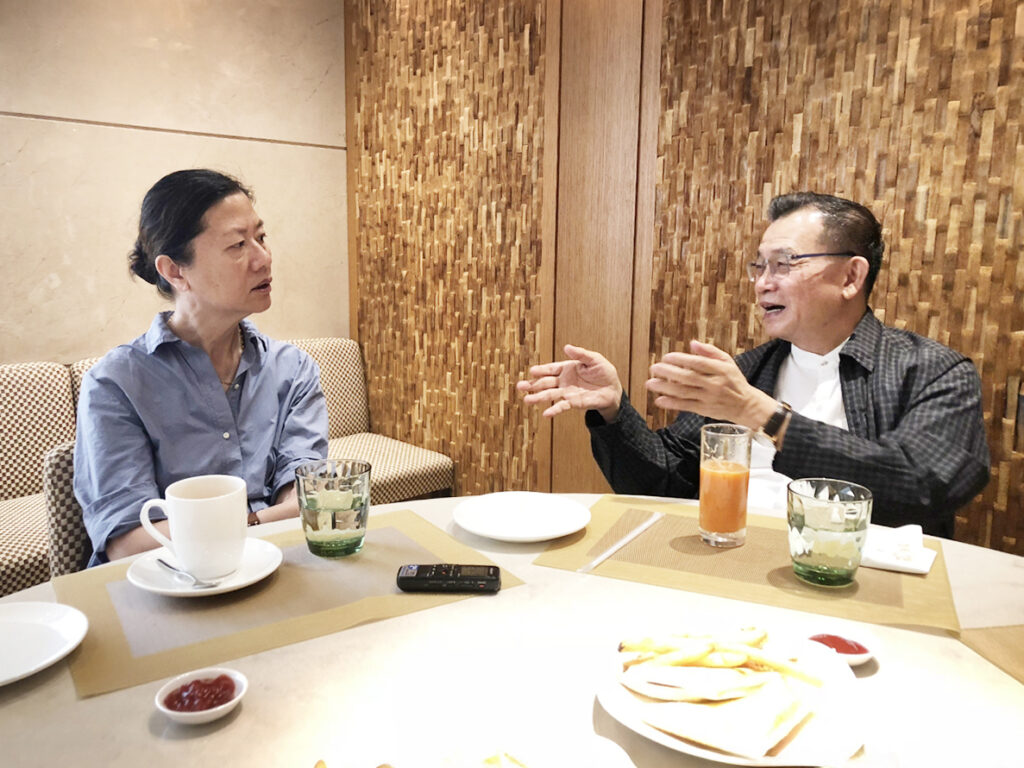 【特 稿】■ 在混沌的光明中，字開成花  ●潘耀明