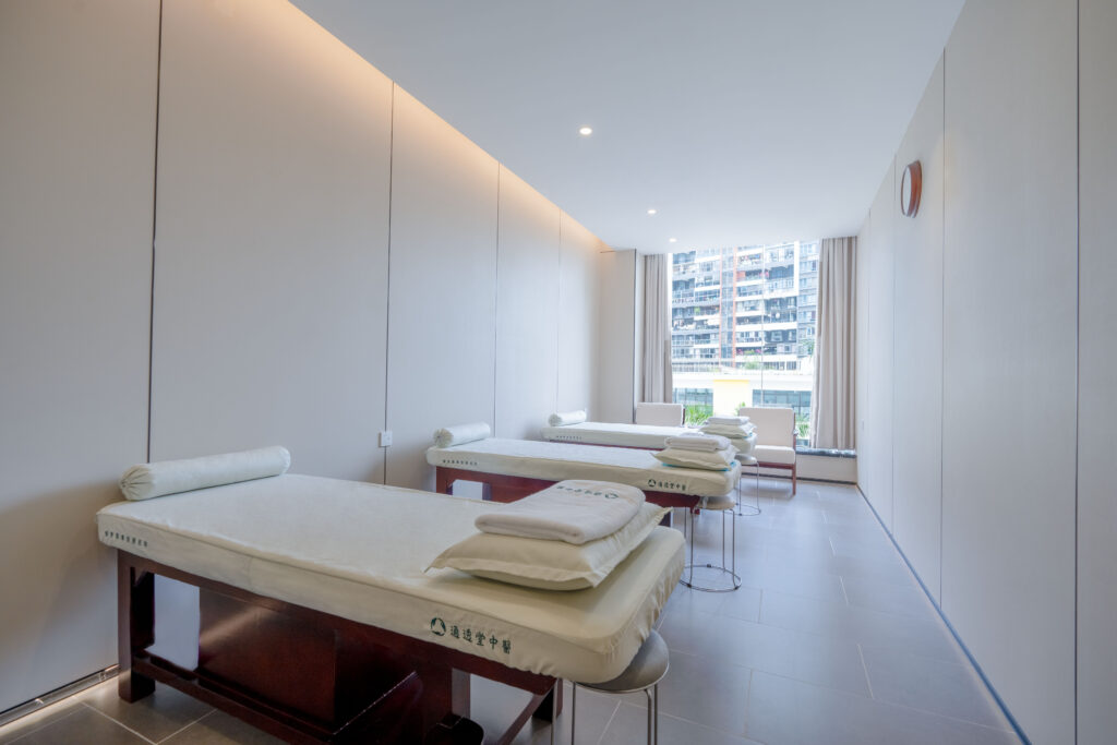 湾区速递：唯一获奖中医推拿机构！通透堂荣膺《明报》「智醒品牌卓越大奖」——九年深耕深圳，辐射大湾区，以「精准痛点推拿」打造跨境健康新基建，与养和医疗同台领奖获香港权威认可