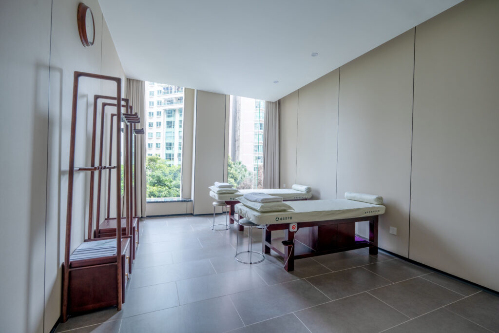 湾区速递：唯一获奖中医推拿机构！通透堂荣膺《明报》「智醒品牌卓越大奖」——九年深耕深圳，辐射大湾区，以「精准痛点推拿」打造跨境健康新基建，与养和医疗同台领奖获香港权威认可